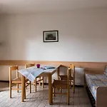 Cozy With Private Fenced Garden And Pool Apartamento *