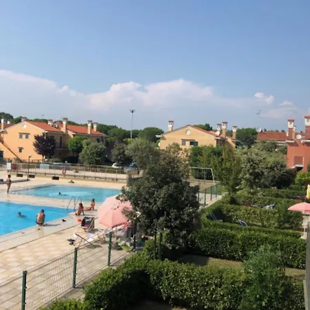 Lägenhet Cozy With Private Fenced Garden And Pool Bibione